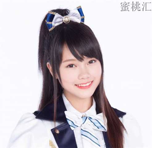 泰国女子偶像组合BNK48成员Praewa玩麦克